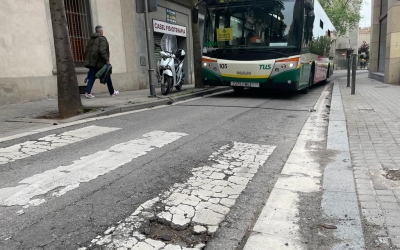 Un autobús circula pel carrer Doctor Puig | Ràdio Sabadell 